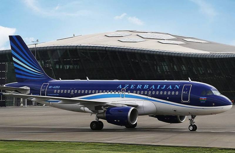 Самолет Airbus A319 азербайджанской национальной авиакомпании Azerbaijan Airlines (AZAL) в аэропорту Баку