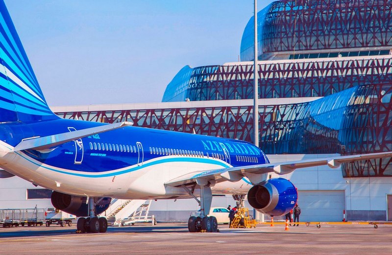 Самолет азербайджанской авиакомпании Azerbaijan Airlines (AZAL) в аэропорту Баку