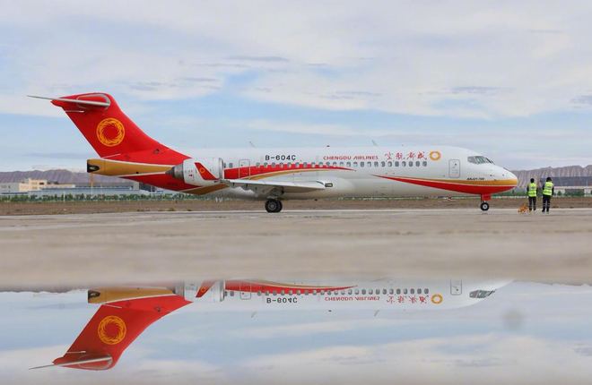 Самолет Comac C909 китайской авиакомпании Chengdu Airlines
