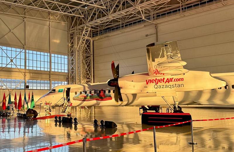 Лоукостер Vietjet Qazaqstan презентовал первый брендированный самолет и униформу