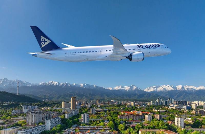 Самолет Boeing 787-9 в ливрее казахстанской авиакомпании Air Astana над Алматы