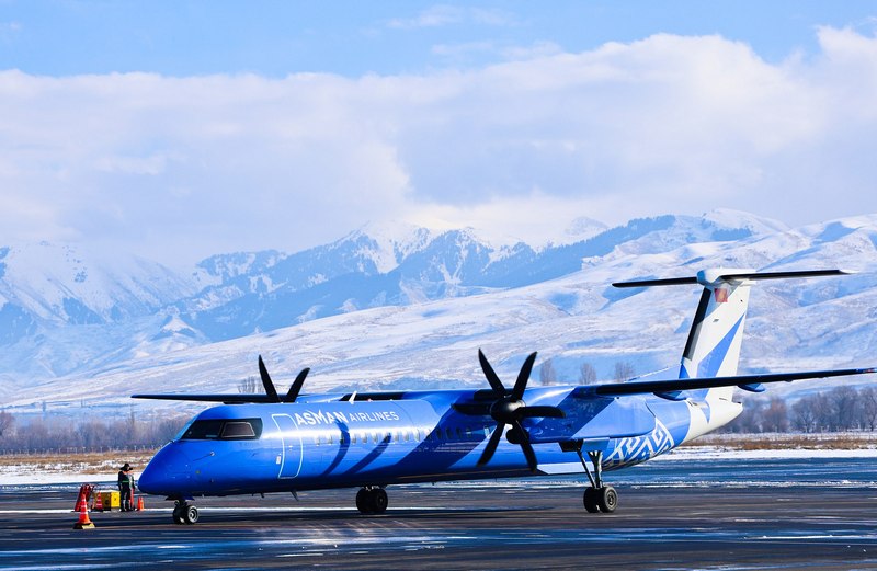 турбовинтовой самолет De Havilland Dash 8-400 кыргызской авиакомпании Asman Airlines