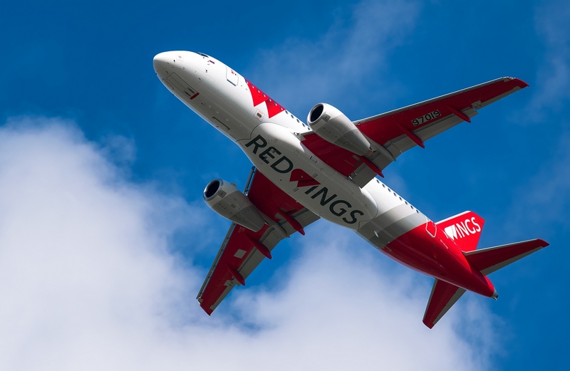 самолет Superjet 100 российской авиакомпании Red Wings в полете