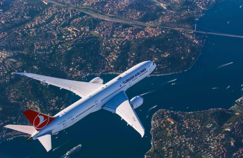 Самолет турецкой авиакомпании Turkish Airlines над Стамбулом