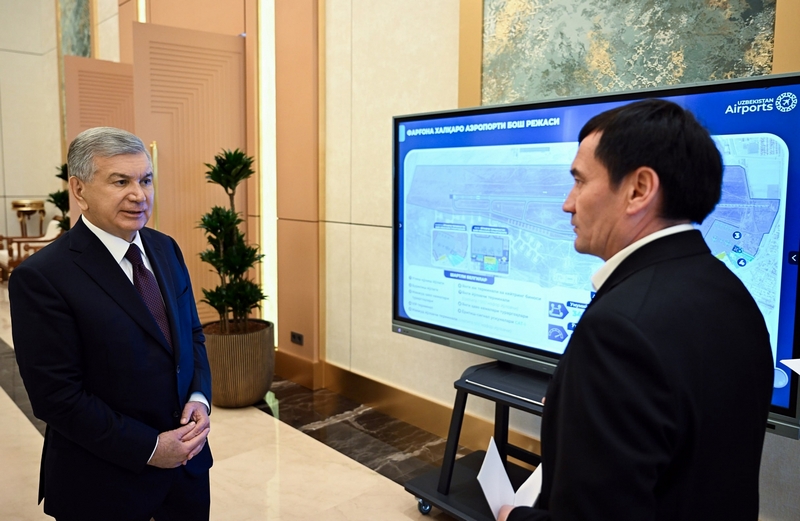 Министр транспорта Илхом Махкамов презентует концепцию развития аэропорта Ферганы президенту Узбекистана Шавкату Мирзиёеву