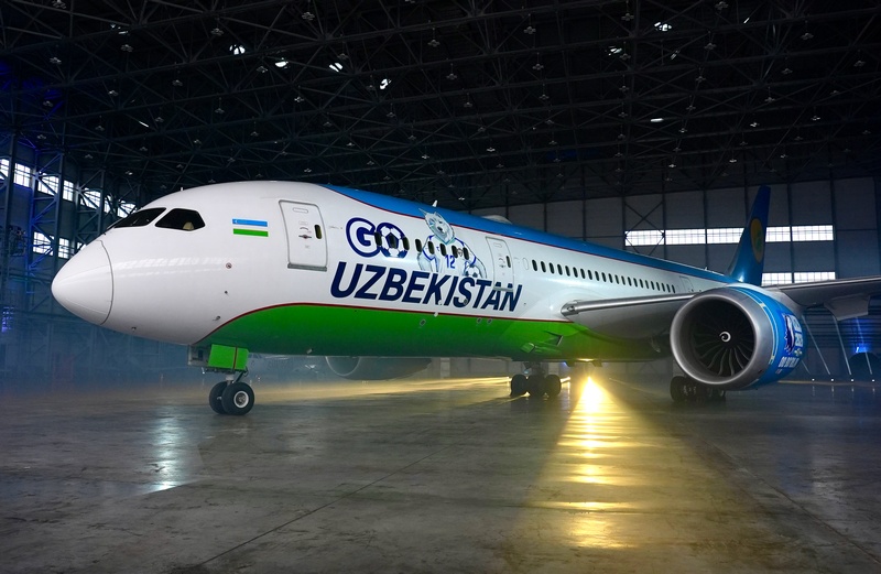самолет Boeing 787 узбекской авиакомпании Uzbekistan Airways в ливрее в поддержку сборной Узбекистана на ЧМ-2026