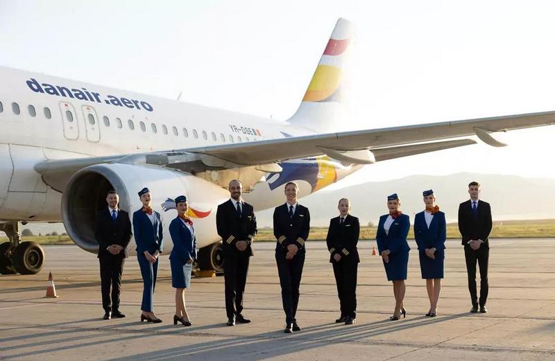 Экипаж румынской авиакомпании Dan Air перед самолетом Airbus A320