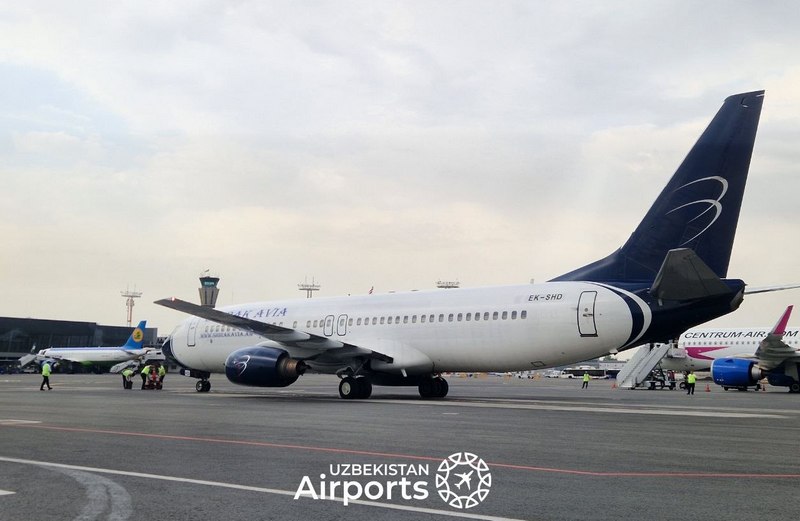 Самолет Boeing 737 армянской авиакомпании Shirak Avia в аэропорту Ташкент (Узбекистан)