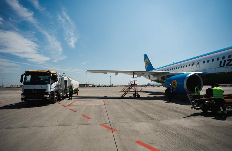В аэропорту Алматы выполнили первую заправку авиатопливом Jet A-1