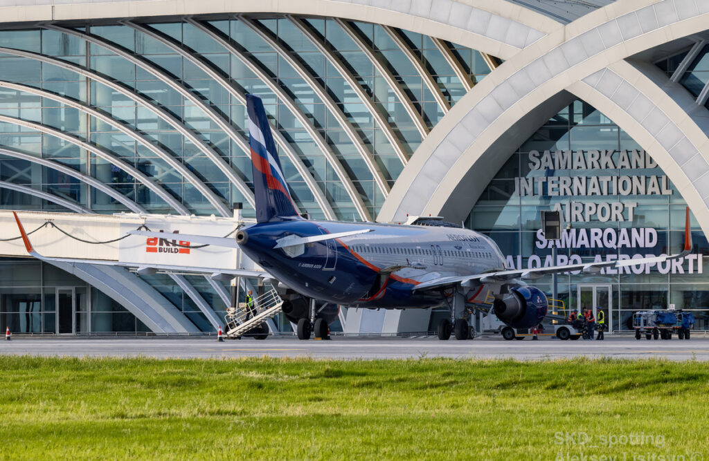 Самолет A320 авиакомпании "Аэрофлот" в аэропорту Самарканда