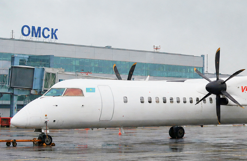 самолет Q400 авиакомпании Vietjet Qazaqstan в аэропорту Омск, Россия