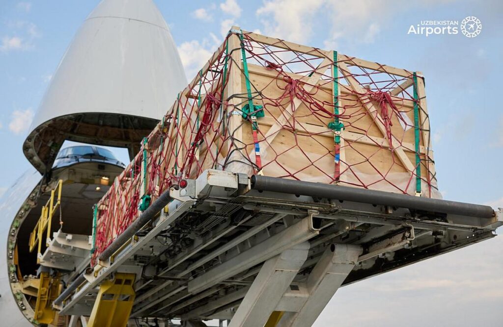 Разгрузка самолета Boeing 747 в Узбекистане