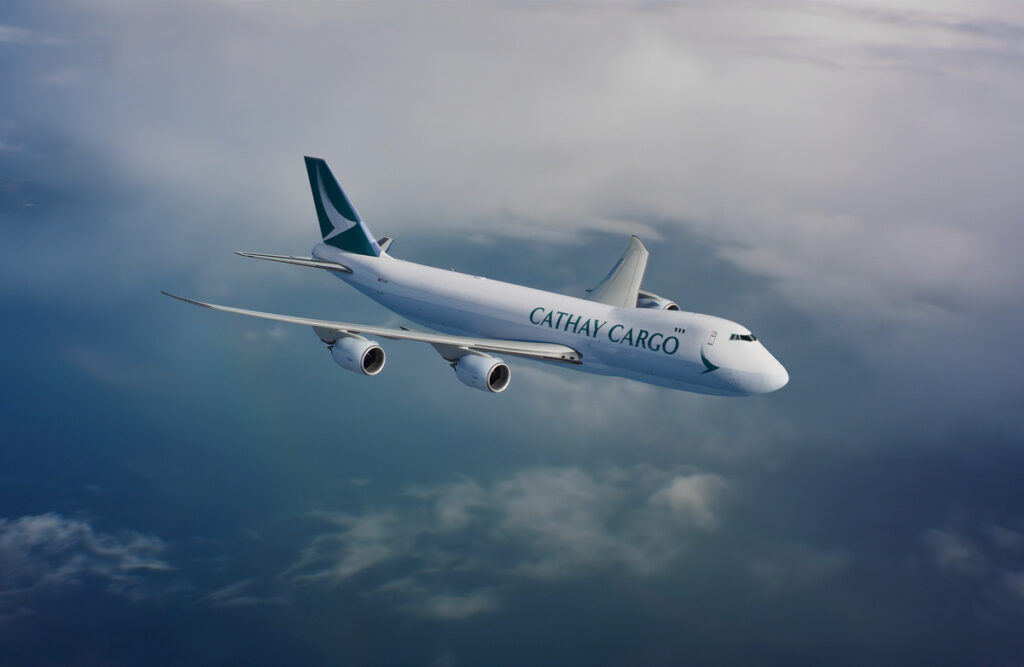 самолет Boeing 747F гонкогской авиакомпании Cathay Cargo в полете