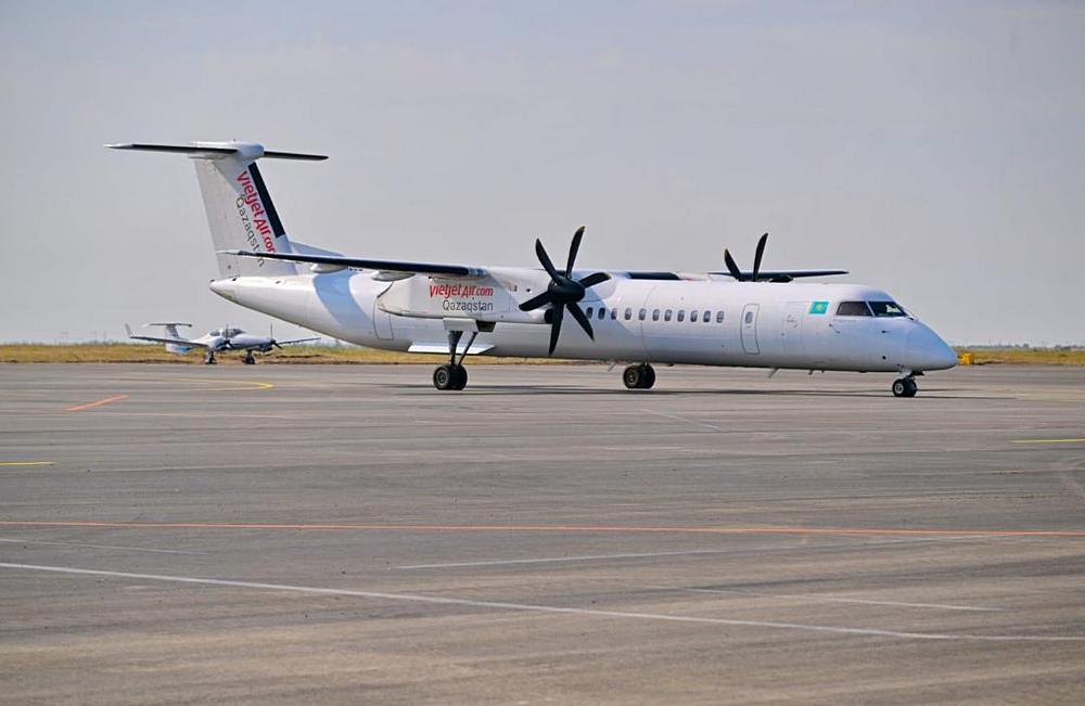Самолет Q400 авиакомпании Vietjet Qazaqstan в аэропорту Павлодар (Казахстан)