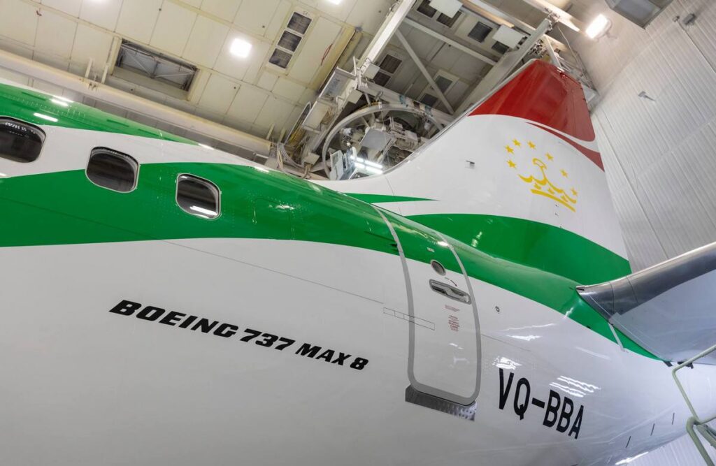 Хвостовая часть самолета Boeing 737MAX-8 таджикскоц авиакомпании Somon Air
