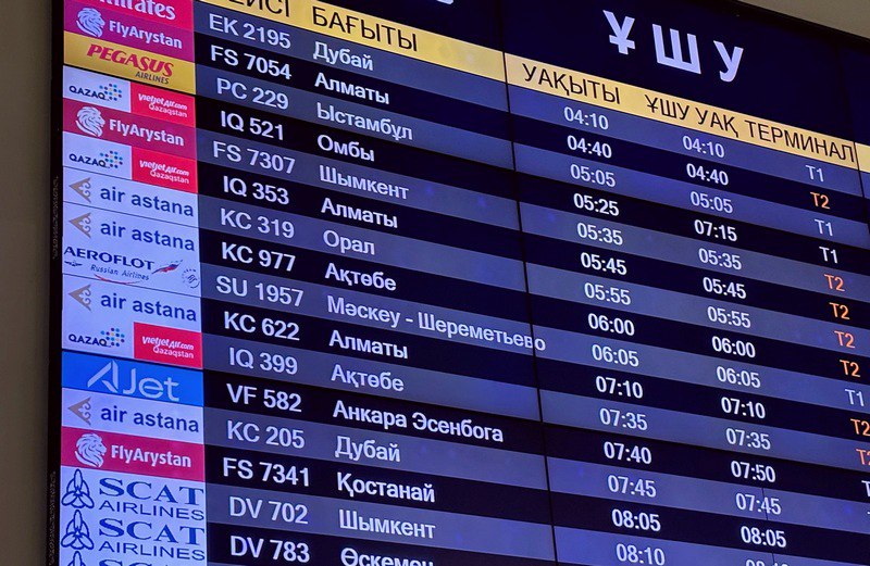 табло рейсов аэропорта Астана в Казахстане